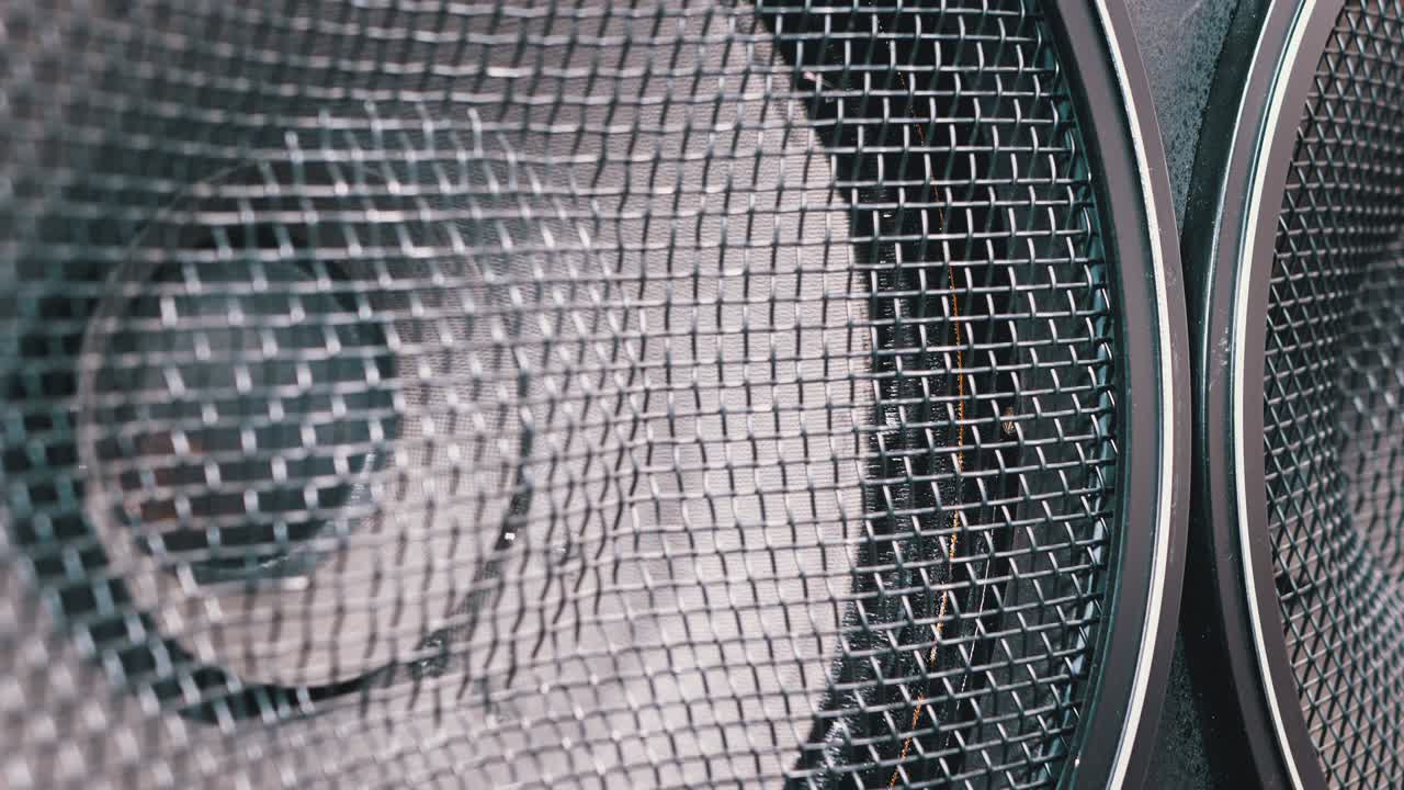 음향 서브 우퍼 스피커의 빈티지 종이 막의 움직임, 베이스 진동 및 재생