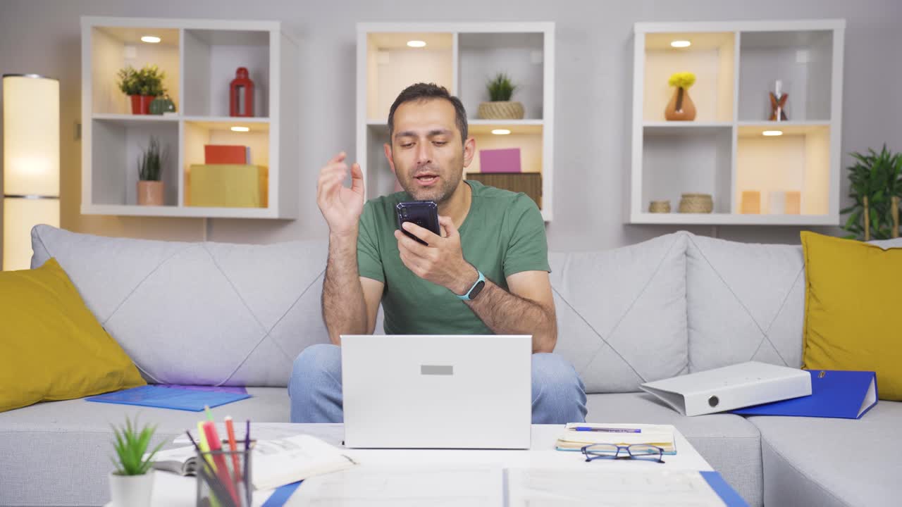 프리랜서 남자가 집에서 즐겁고 행복하게 춤을 추고 있습니다.