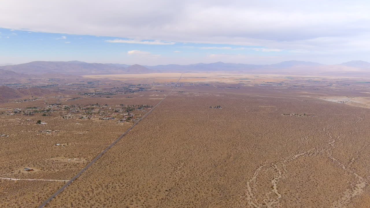 vista aérea de gran altitud de las ciudades en la cuenca del desierto de mojave rodeada de montañas