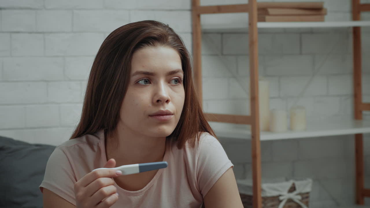 женщина, делающая тест на беременность