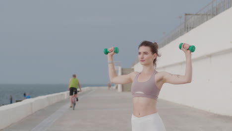 una mujer caucásica haciendo deporte al aire libre.