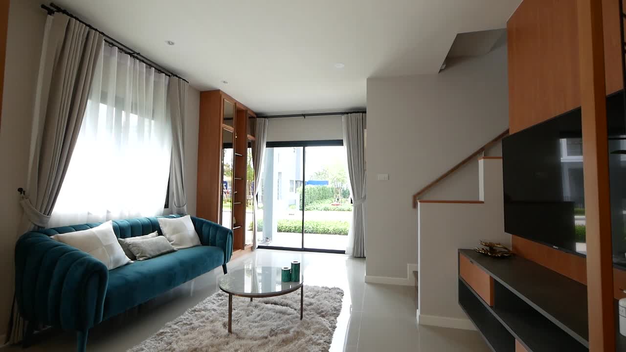 거실 공간, 주방 공간 및 식사 공간을 보여주는 오픈 플랜 가정 장식 워크스루