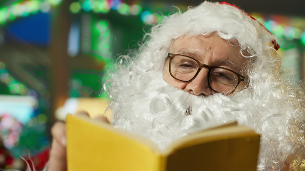 Papá Noel leyendo un libro