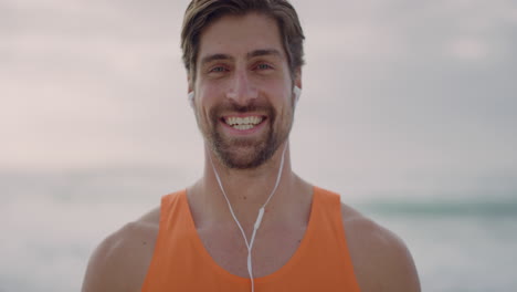 Porträt-Eines-Fitten-Jungen-Mannes,-Der-Glücklich-Lächelt-Und-Einen-Gesunden-Lebensstil-Mit-Kopfhörern-An-Einem-Wunderschönen-Strand-Am-Meer-Genießt.-Serie-Von-Echten-Menschen