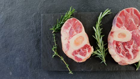 chuletas de filete y romero en la tabla de cortar