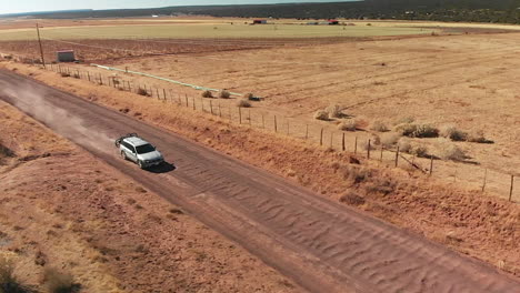 camioneta plateada con portabicicletas en la carretera del desierto rojo, antena