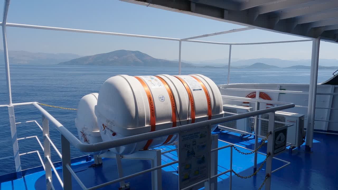 페리에서 탱크의 전망, 배에서 바다와 섬의 전망