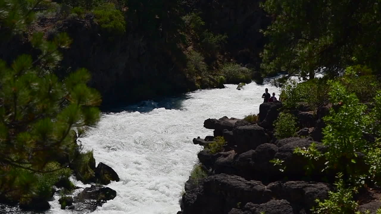 gente caminando sobre rocas en dillon falls, oregon