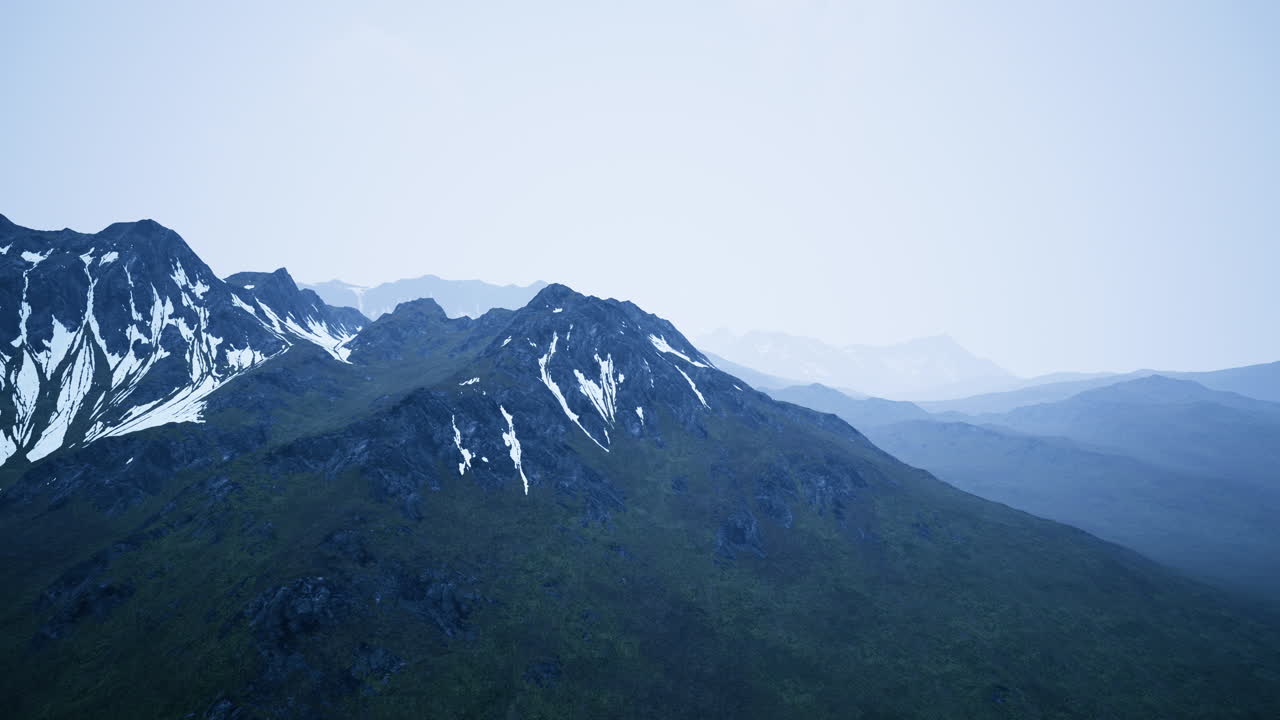 높은 산 정상 위의 안개