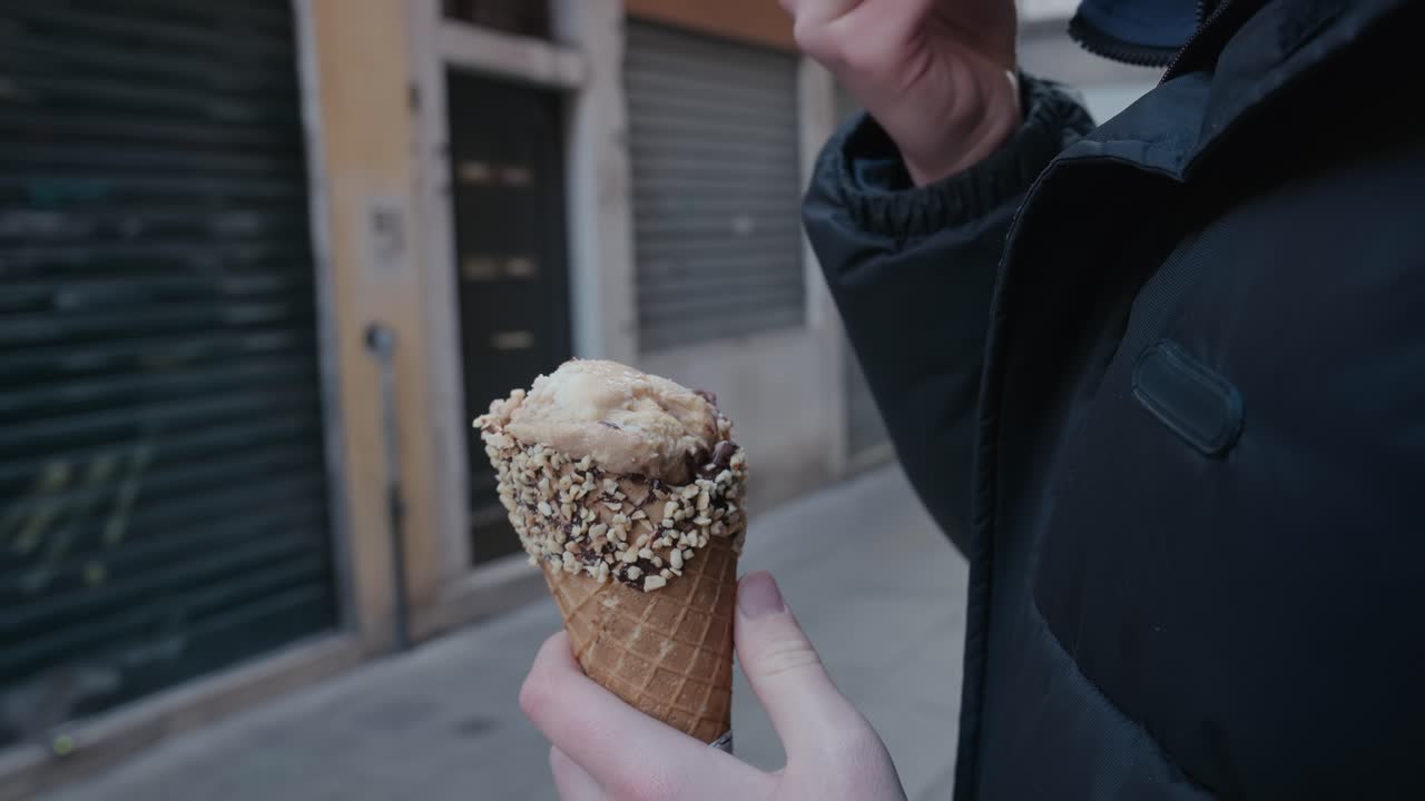 disfrutando de un cono de gelato de avellana en la calle de venecia - de cerca