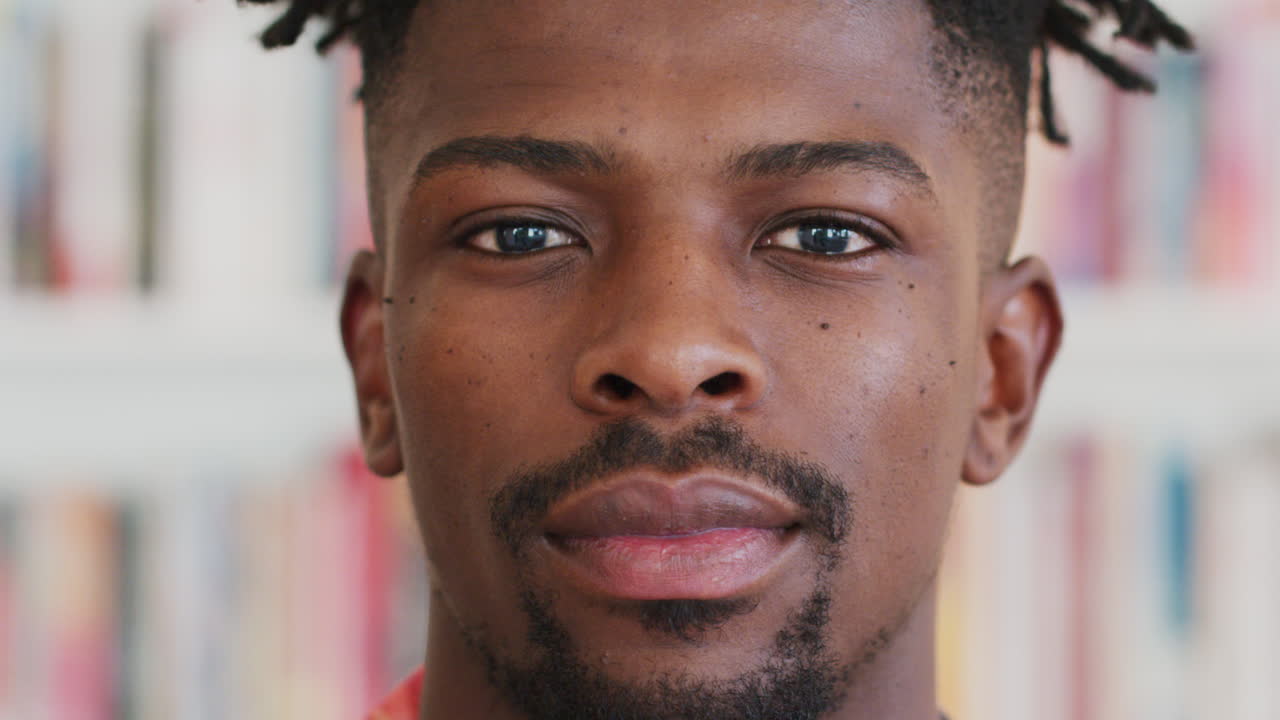 hombre africano, sonrisa y felicidad mientras muestra