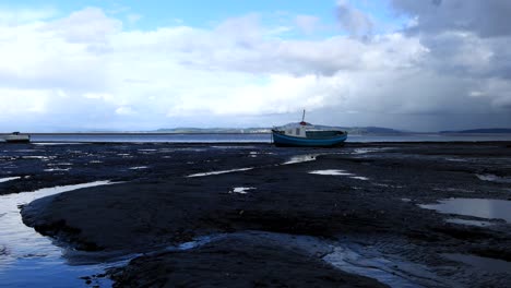 Morecambe-Bay-Stream-Und-Blaues-Boot