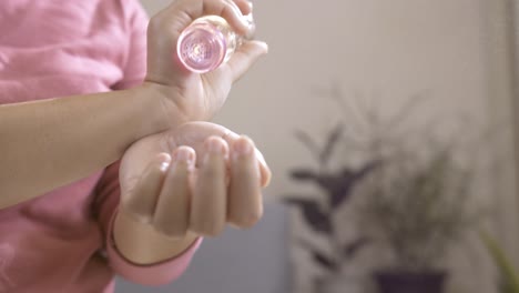 mujer usando perfume en su muñeca para probar la fragancia