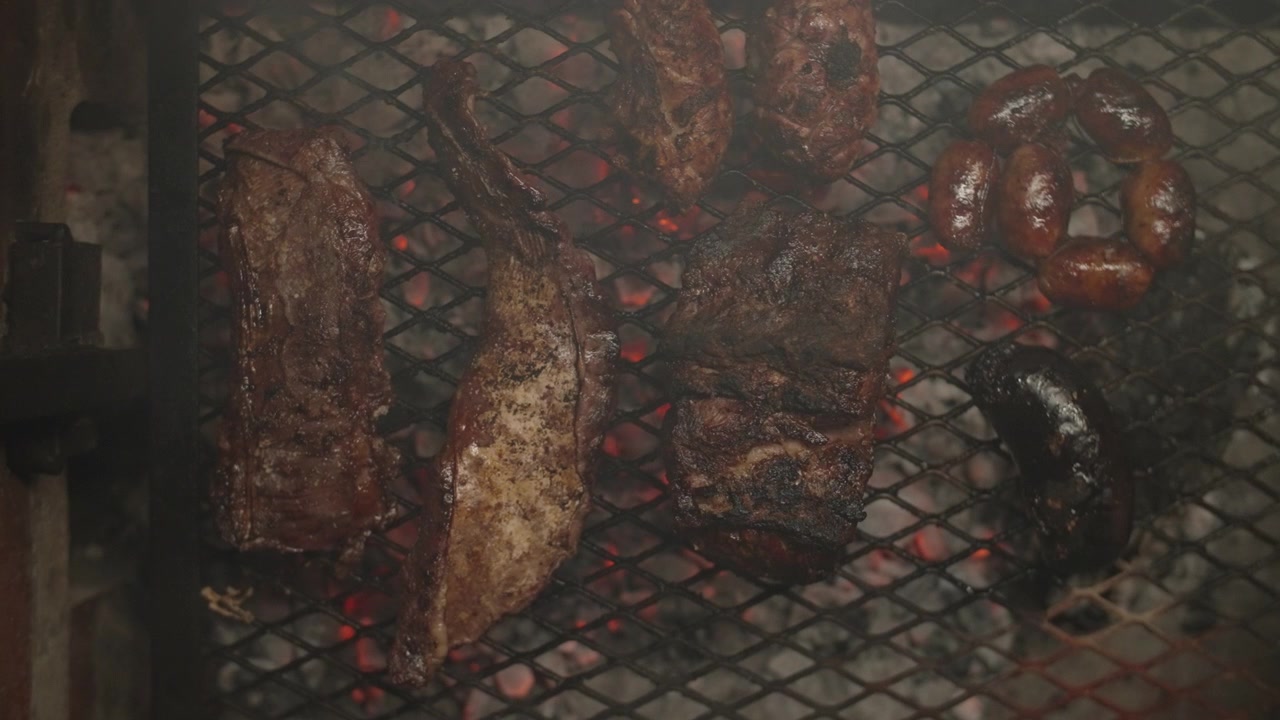 Vista dall'alto di un asado argentino con carni grigliate e salsicce