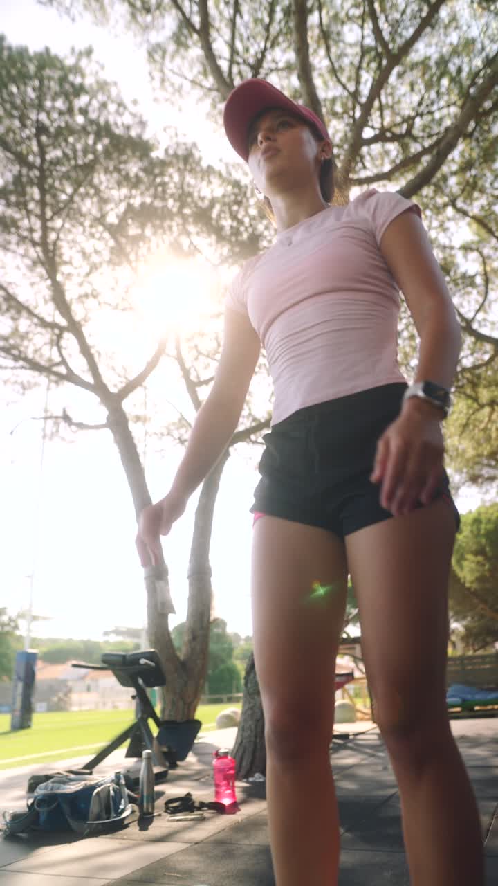 저항 밴드 를 착용 하여 야외 에서 운동 하는 여자