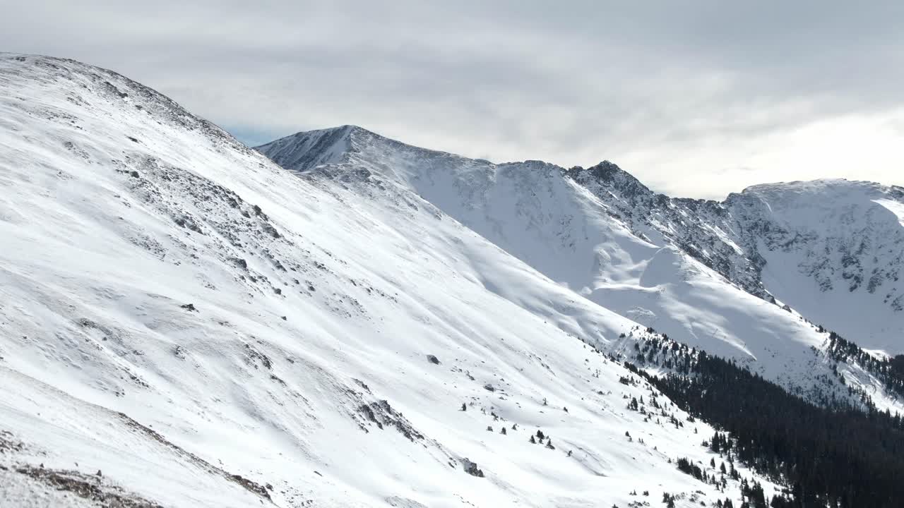 Pemandangan udara puncak-puncak gunung dari Loveland Pass, Colorado