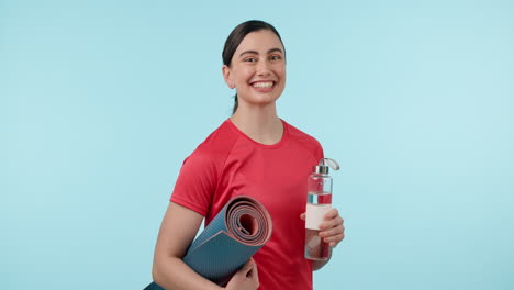 Agua,-Colchoneta-De-Ejercicio-Y-Retrato-De-Una-Mujer-En-El-Estudio