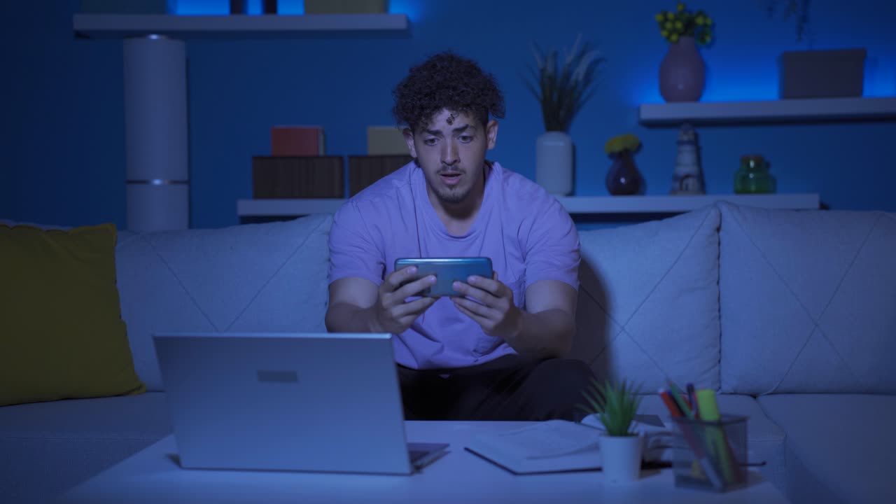 joven viendo una película de terror en el teléfono.