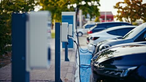 Coches-Eléctricos-Recargando-En-La-Estación-De-Carga