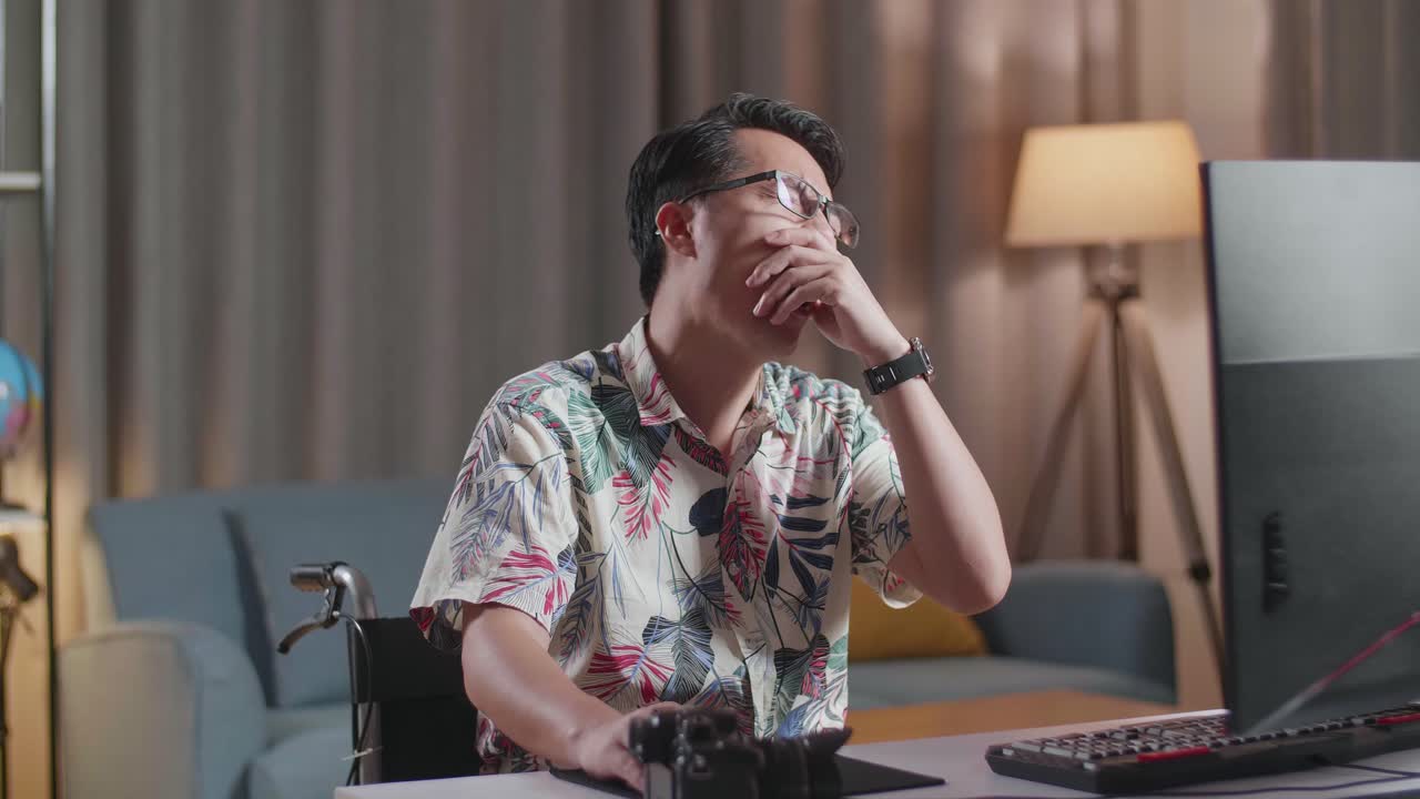 체어 에 앉은 피곤 한 사람 이 늦게 일 하고 있다