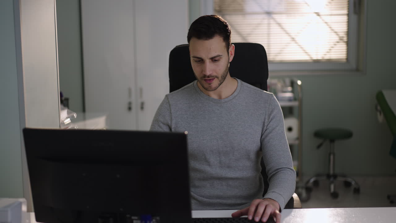 hombre trabajando en la computadora en la oficina