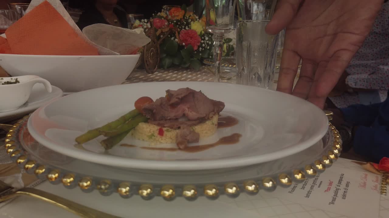 손님에게 제공되는 요리 음식