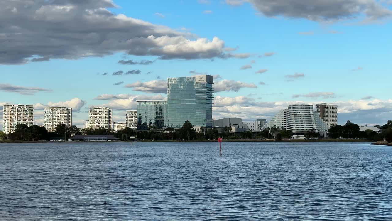 버스우드 크라운 카지노 퍼스 스완 강 건너편 푸른 하늘 은 구름