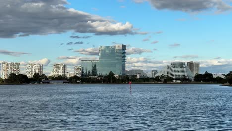 Burswood-Crown-Casino-Perth-über-Swan-River-Mit-Blauem-Himmel-Und-Bauschigen-Wolken