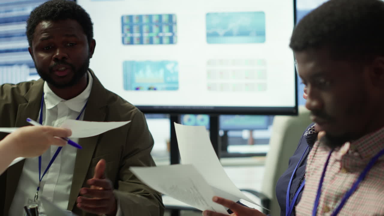 equipo de socios comerciales revisando estadísticas e infografías en una tableta