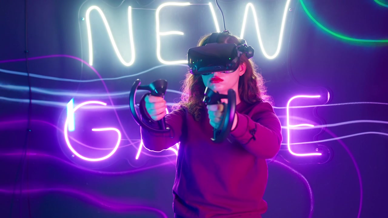 Giovane donna che gioca a un gioco di realtà virtuale con luci al neon
