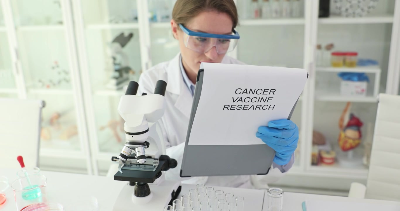 Scienziata ricerca vaccino antitumorale con microscopio