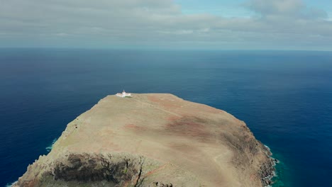 Toma-Aérea-Del-Faro-De-Porto-Santo-En-El-Islote-Desde-Arriba