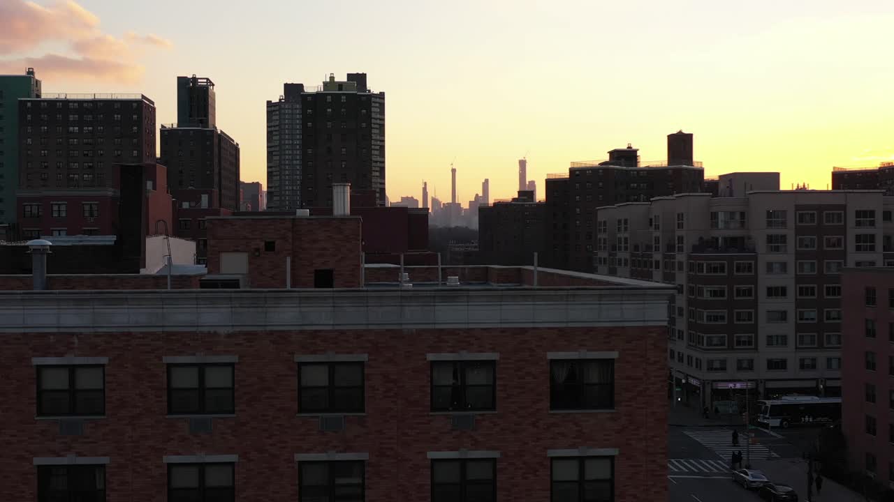 drone épico se eleva sobre el barrio de harlem de la ciudad de nueva york en la hora dorada de la hermosa puesta de sol