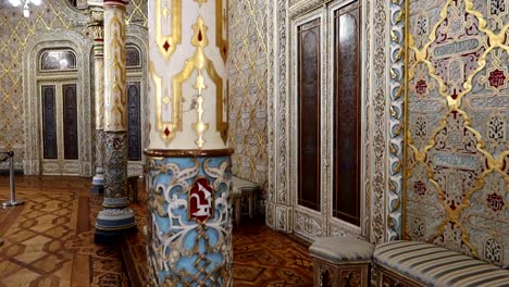 fancy arabic-themed room in palacio da bolsa with cool designs on columns, doors and walls