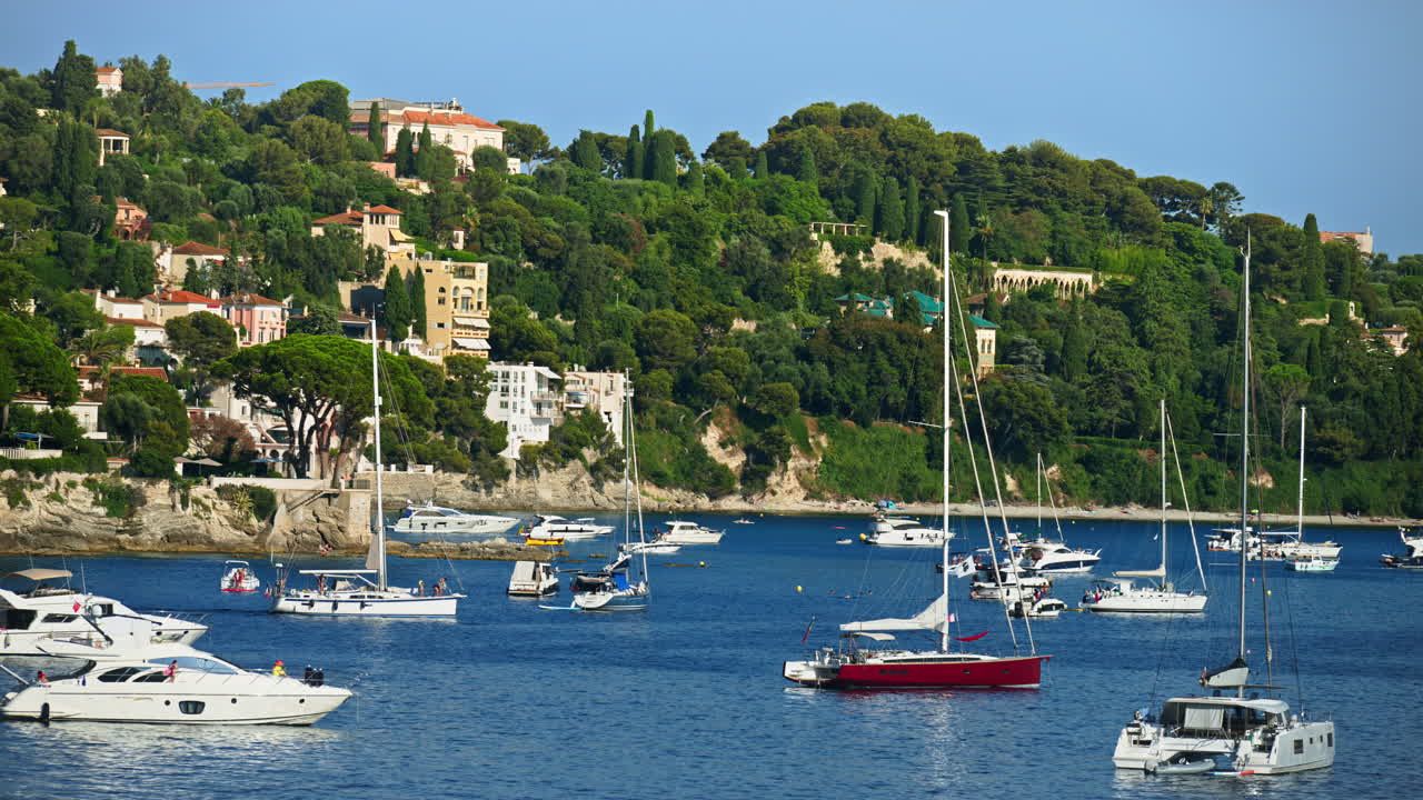 Barche ormeggiate nel porto di Villefranche-sur-Mer, Francia