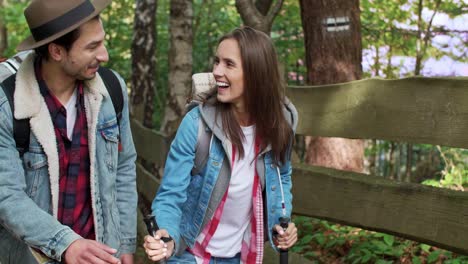 pareja feliz caminando por el bosque