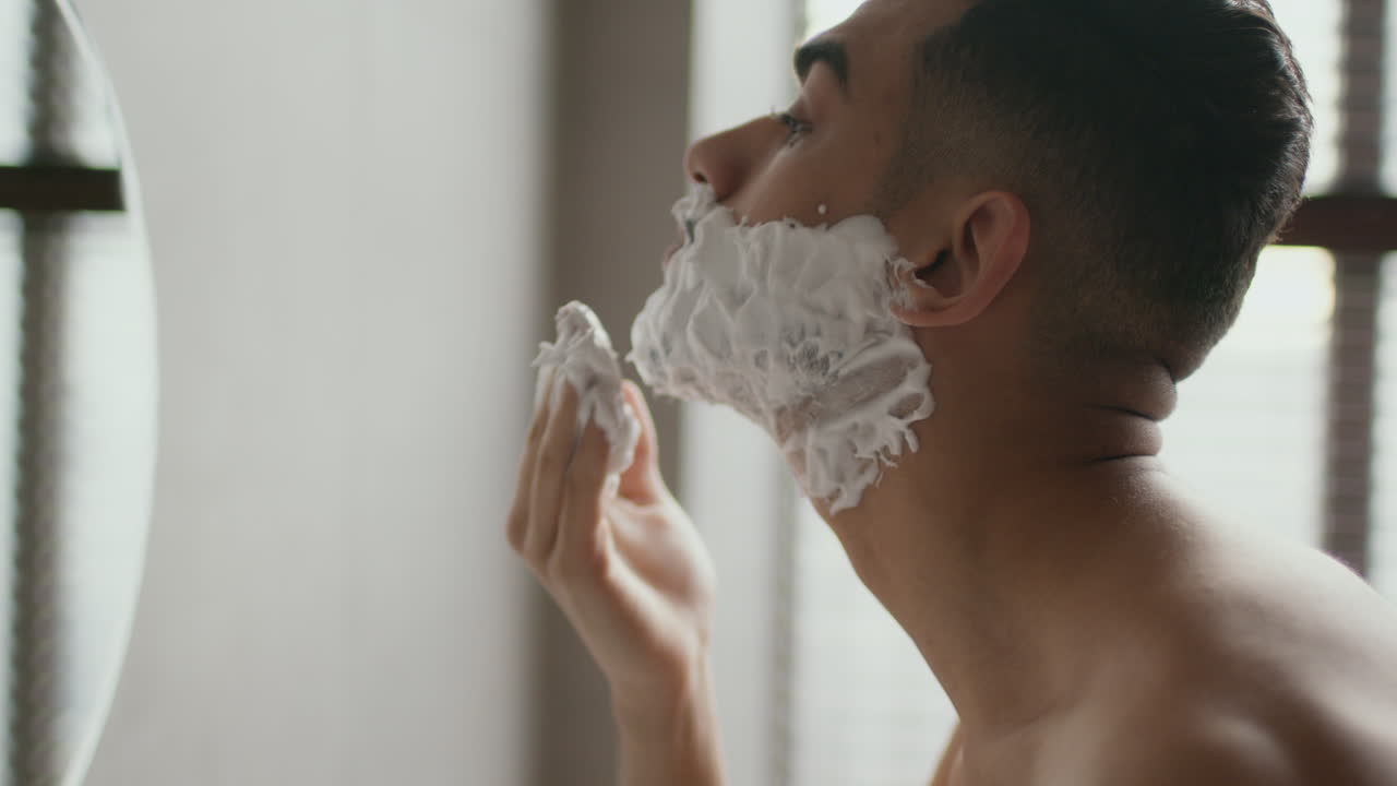 hombre afeitándose en el baño