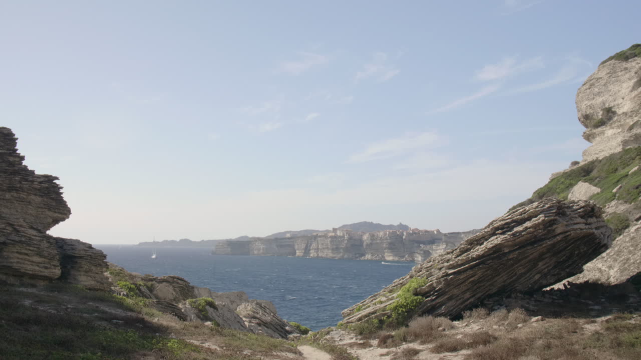 Panorama over Bonifacio, Korsika, klippeside, Middelhavet og kystlandskab
