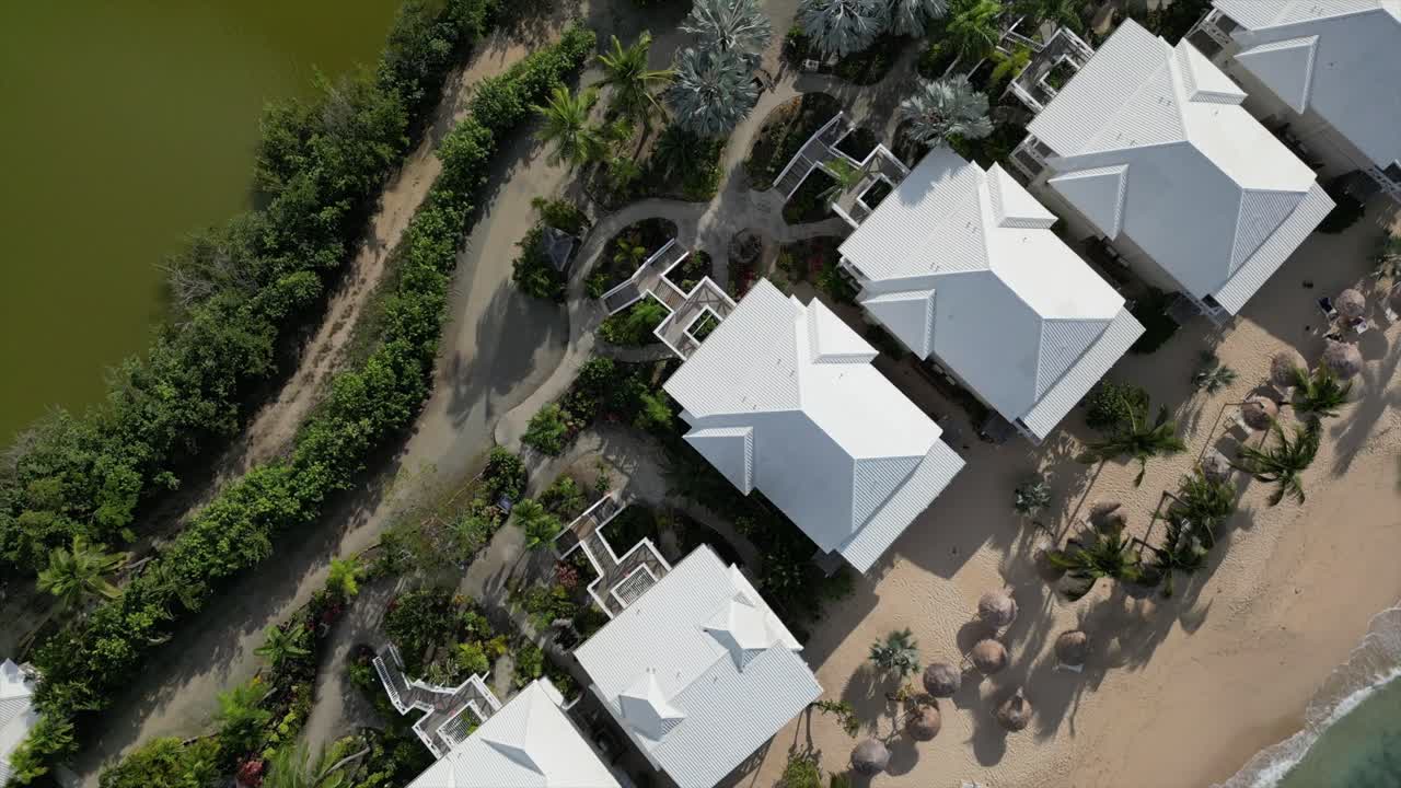 antigua y barbuda_ 5 cabañas en la bahía de la galera de aviones no tripulados