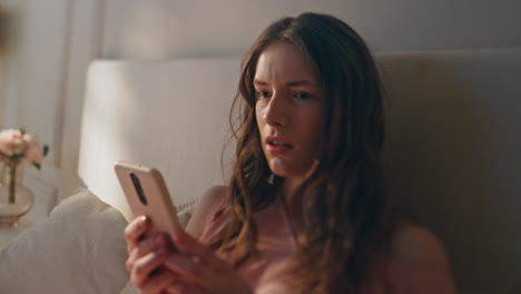 chica molesta leyendo malas noticias en primer plano de teléfono inteligente. mujer frustrada usando móvil