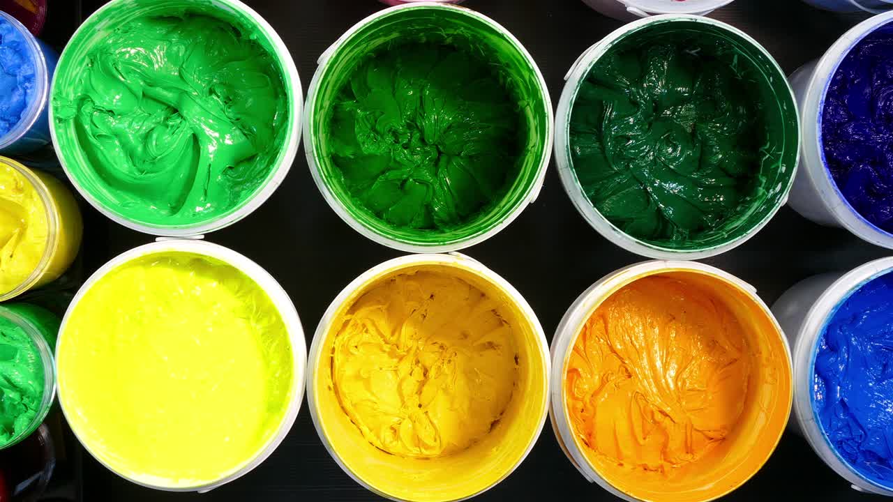 인쇄 티 셔츠의 여러 색상의 상단 뷰