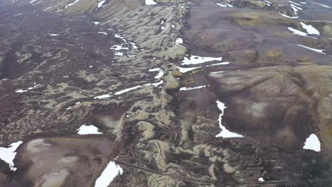 vuelo de drones sobre hileras de cráteres y fisuras volcánicas