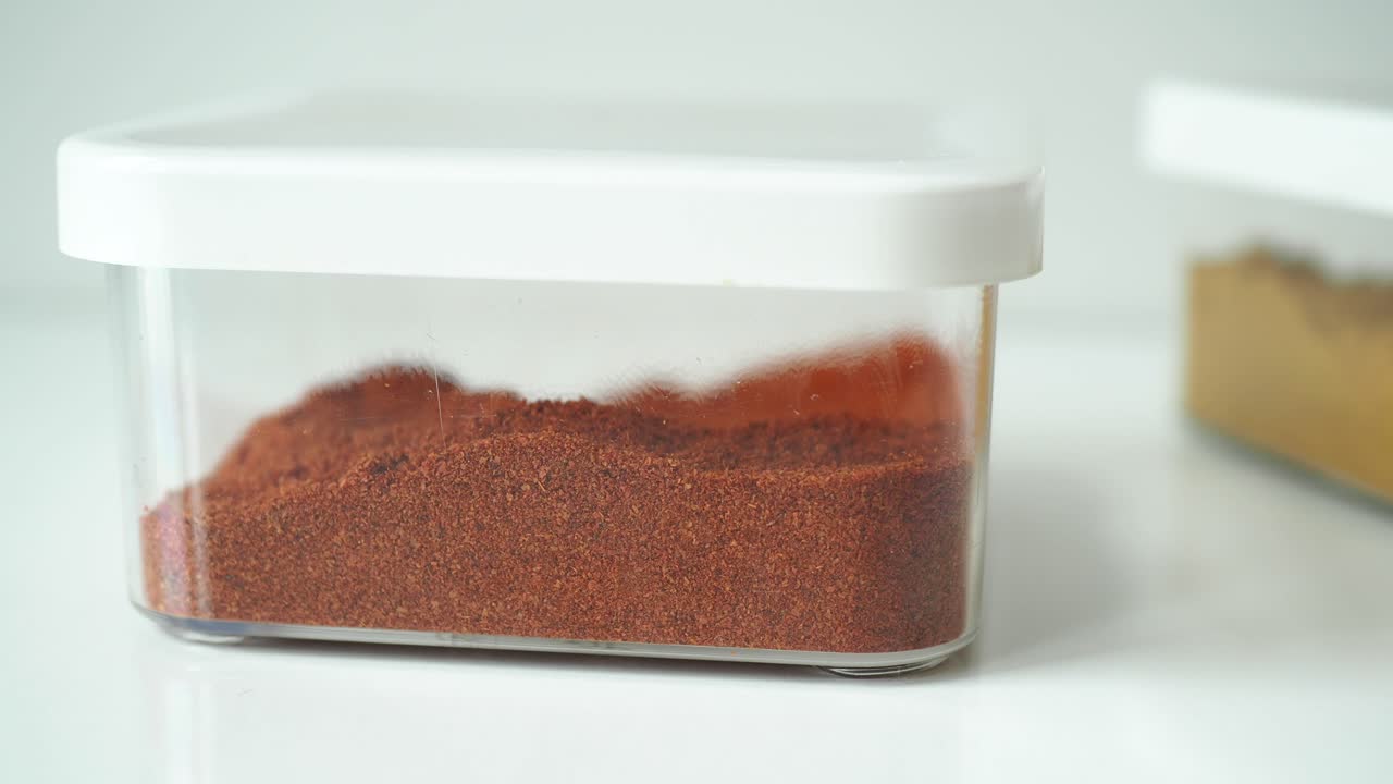 recipientes de especias con pimienta roja