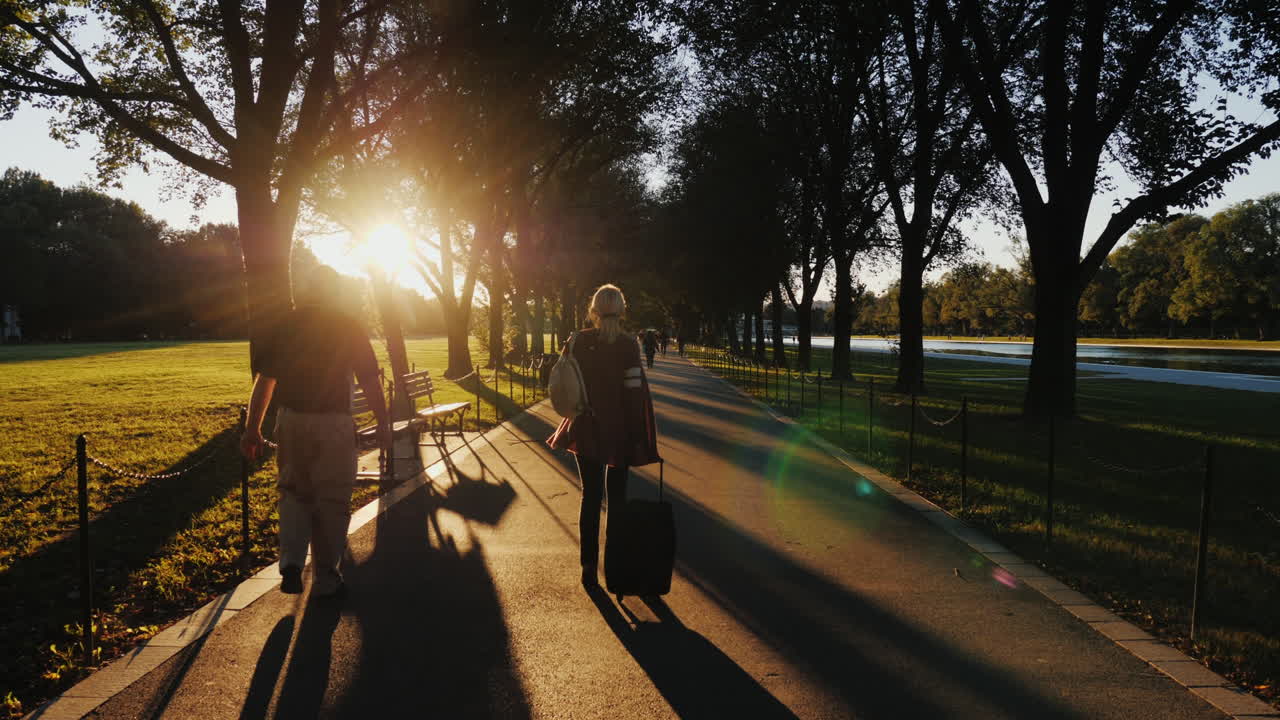 mujer con maleta en el parque al atardecer