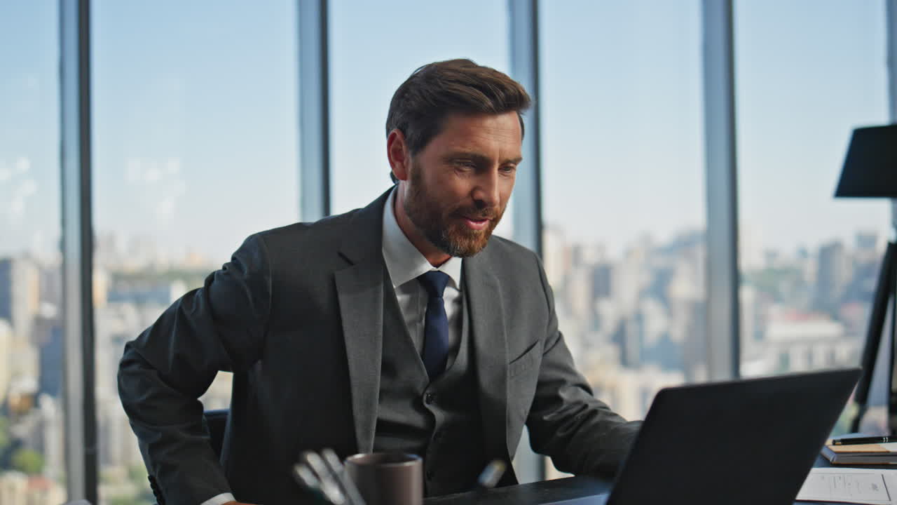 el vendedor está hablando en una conferencia web en una oficina panorámica.