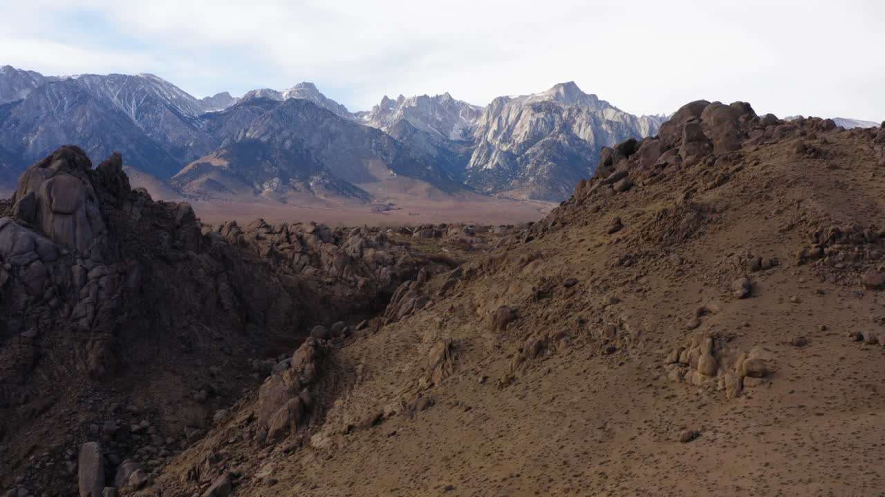 antena sobre ladera seca con vistas épicas a la montaña de la sierra oriental