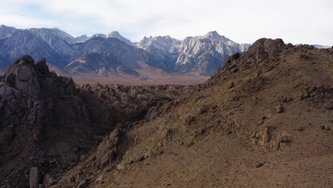 Luftaufnahme-über-Trockenen-Hügeln-Mit-Epischen-Bergblicken-Auf-Die-östliche-Sierra