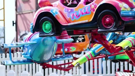 niños en un colorido parque de atracciones