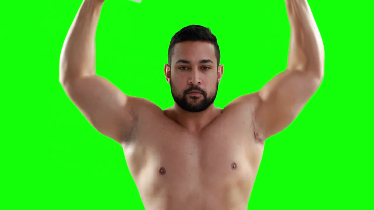 hombre musculoso serio levantando pesas