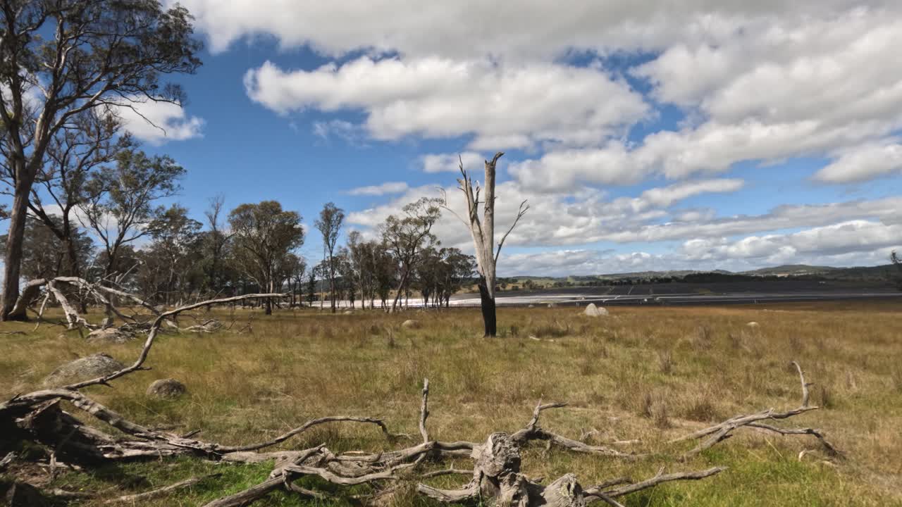 time-lapse de un lago sereno con nubes cambiantes